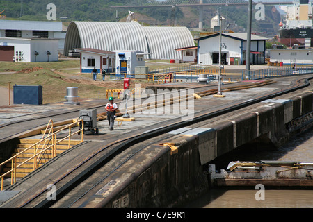 Vue sur le Canal de Panama montrant le fonctionnement normal fait dans le travail ordinaire de la voie. Banque D'Images