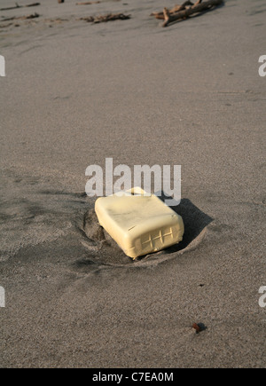 À marée basse, une plage vide. La contamination en plastique. Banque D'Images