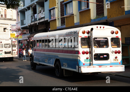 Les Old Blue Bird utilisé comme bus de transport public dans la ville de Panama. Banque D'Images