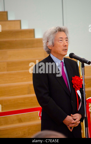 Junichiro Koizumi, ancien Premier Ministre du Japon, coupe le ruban lors de la grande cérémonie d'ouverture du Musée Nissin Cup Noodles. Banque D'Images