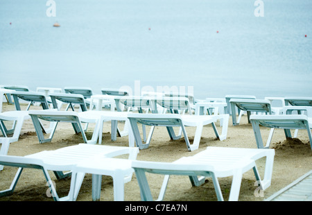 Photo de de chaises longues sur mer avec de l'eau à proximité en été Banque D'Images