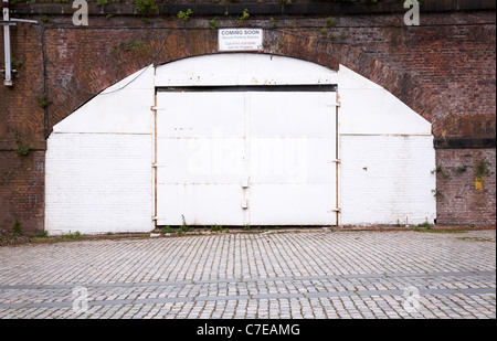 Proposant des places de stationnement sécurisées sous les arches de chemin de fer dans le Castlefield Manchester UK Banque D'Images