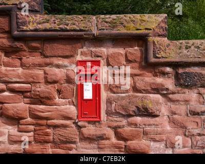 Postbox construire en pierre sèche mur dans Chester Cheshire UK Banque D'Images