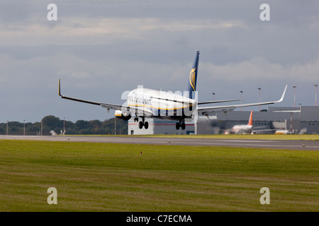 Jet de Ryanair à l'atterrissage à l'aéroport John Lennon de Liverpool Banque D'Images