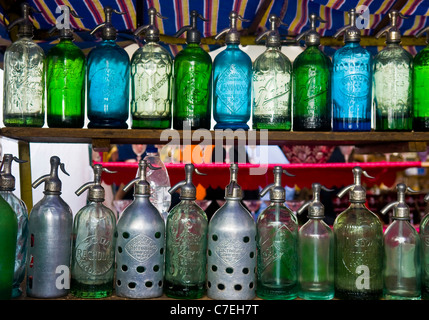 Gros plan sur une antique seltzer dans bouteilles SanTelmo marché dans Buenos Aires Argentine Banque D'Images