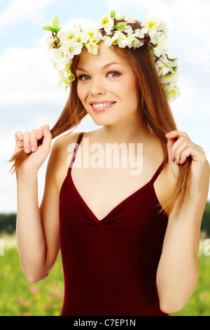 Image femme portant sur la tête une couronne de fleurs Banque D'Images