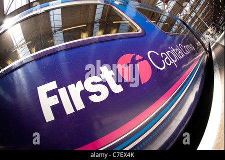 Close up de la face d'un chariot élévateur sur un train en livrée de First Capital Connect. Banque D'Images