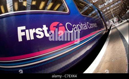 Close up de la face d'un chariot élévateur sur un train en livrée de First Capital Connect. Banque D'Images