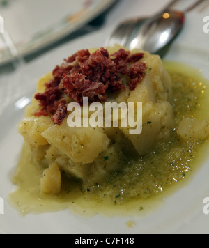 Tapas à Jerez en Espagne. Sur la photo est la nourriture au restaurant Mesa Redonda à Jerez. La pomme de terre en image avec Jamon. Banque D'Images