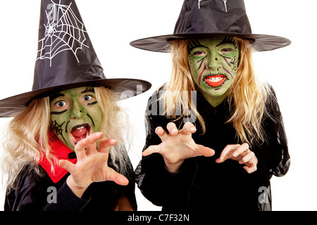 Deux sorcières vert peu effrayant pour Halloween sur fond blanc Banque D'Images