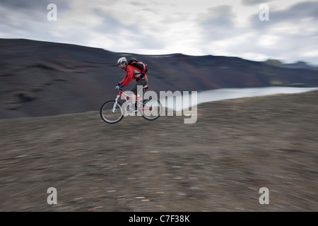 Bicycle Race sur le sommet du cratère en Ljotipollur, hautes terres d'Islande Banque D'Images