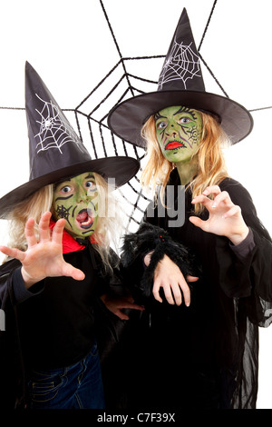 Deux sorcières vert peu effrayant pour Halloween sur fond blanc Banque D'Images