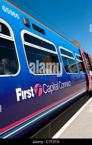 Close up de la face d'un chariot élévateur sur un train en livrée de First Capital Connect. Banque D'Images