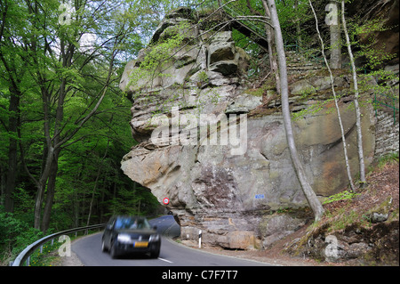 La conduite automobile sous l'Predigtstuhls rock formation de grès à Berdorf, Petite Suisse / Mullerthal, Luxembourg Banque D'Images