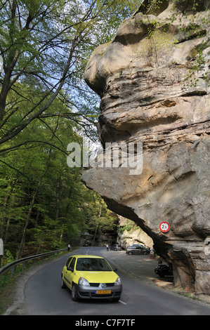 La conduite automobile sous l'Predigtstuhls rock formation de grès à Berdorf, Petite Suisse / Mullerthal, Luxembourg Banque D'Images