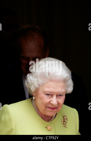 Son Altesse Royale la Reine et le duc d'Édimbourg quittent David et Samantha Cameron à côté de 10 Downing Street Banque D'Images