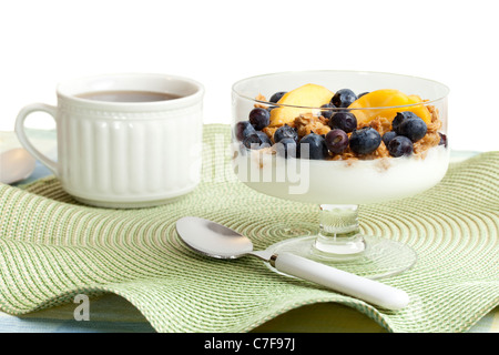 Une collation de fruits frais et yogourt Banque D'Images