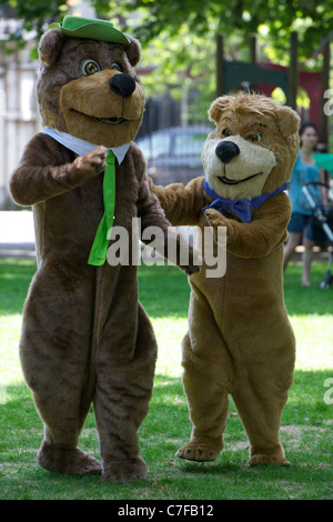 Yogi Bear, Boo Boo et vie sauvage présentateur Michaela Strachan faire un pique-nique avec les enfants à lancer des pic-nic-une semaine Banque D'Images