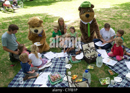 Yogi Bear, Boo Boo et vie sauvage présentateur Michaela Strachan faire un pique-nique avec les enfants à lancer des pic-nic-une semaine Banque D'Images