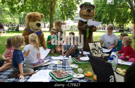 Yogi Bear, Boo Boo et vie sauvage présentateur Michaela Strachan faire un pique-nique avec les enfants à lancer des pic-nic-une semaine Banque D'Images