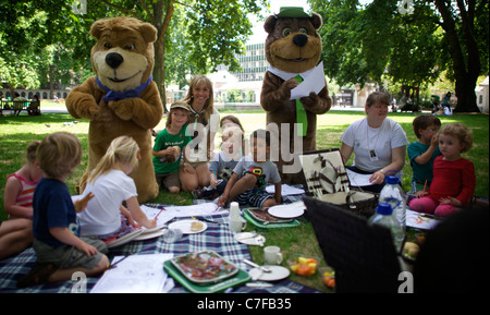 Yogi Bear, Boo Boo et vie sauvage présentateur Michaela Strachan faire un pique-nique avec les enfants à lancer des pic-nic-une semaine Banque D'Images