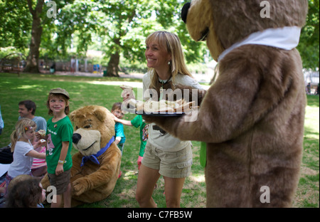 Yogi Bear, Boo Boo et vie sauvage présentateur Michaela Strachan faire un pique-nique avec les enfants à lancer des pic-nic-une semaine Banque D'Images