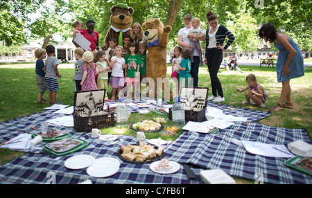 Yogi Bear, Boo Boo et vie sauvage présentateur Michaela Strachan faire un pique-nique avec les enfants à lancer des pic-nic-une semaine Banque D'Images