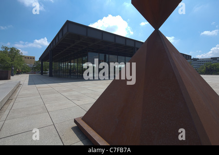 Nouvelle Galerie Nationale, Neue Nationalgalerie, Kulturforum, Berlin, Allemagne, avec l'Obélisque brisé par Barnett Newman en premier plan Banque D'Images