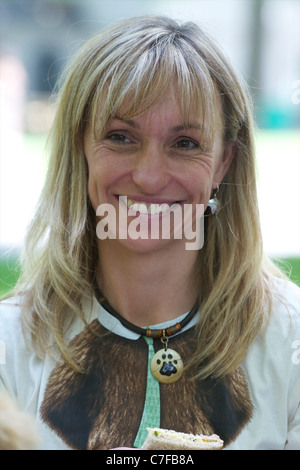 Yogi Bear, Boo Boo et vie sauvage présentateur Michaela Strachan faire un pique-nique avec les enfants à lancer des pic-nic-une semaine Banque D'Images