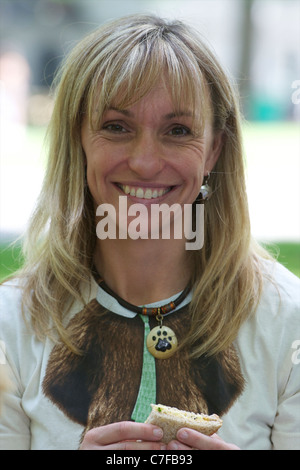 Yogi Bear, Boo Boo et vie sauvage présentateur Michaela Strachan faire un pique-nique avec les enfants à lancer des pic-nic-une semaine Banque D'Images