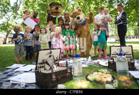 Yogi Bear, Boo Boo et vie sauvage présentateur Michaela Strachan faire un pique-nique avec les enfants à lancer des pic-nic-une semaine Banque D'Images