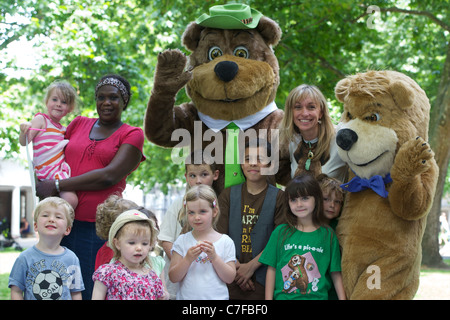 Yogi Bear, Boo Boo et vie sauvage présentateur Michaela Strachan faire un pique-nique avec les enfants à lancer des pic-nic-une semaine Banque D'Images