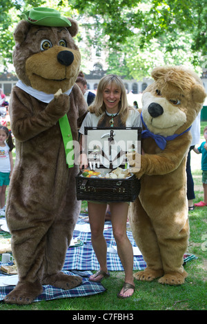 Yogi Bear, Boo Boo et vie sauvage présentateur Michaela Strachan faire un pique-nique avec les enfants à lancer des pic-nic-une semaine Banque D'Images