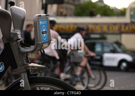 Les cyclistes en attente de traverser une route à Hyde Park Corner à Londres - partie d'un Boris Bike en premier plan Banque D'Images