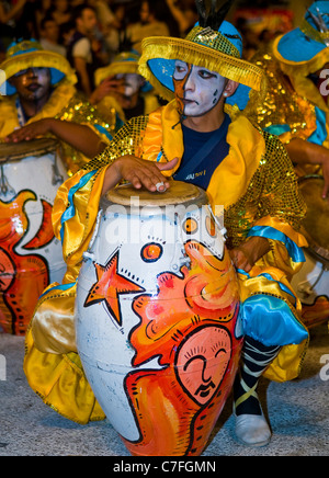 Candombe non identifiés batteurs de la Montevideo carnaval annuel à Montevideo en Uruguay Banque D'Images