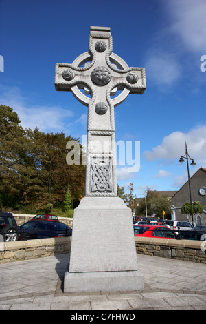 La croix celtique de calcaire par l'art public dans la région de Cathedral Square redmond herrity letterkenny comté de Donegal en république d'Irlande Banque D'Images