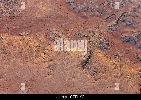 Photo aérienne de basse altitude paysage aride entourant le lac Eyre, Australie. Banque D'Images