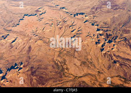 Photo aérienne de basse altitude paysage aride entourant le lac Eyre, Australie. Banque D'Images