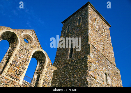 Mur de la tour et les ruines de l'église du 12ème Centiry St Mary's à Herne Bay, Kent, Angleterre Banque D'Images