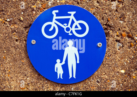 Un signe donnant le droit de passage pour les cyclistes et piétons sur le front de mer de Herne Bay dans le Kent, Angleterre Banque D'Images