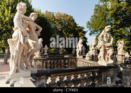 Chiffres sur le toit entourant la baignoire (nymphe) Nymphenbad au Palais Zwinger - Dresde, Saxe, Allemagne, Europe Banque D'Images