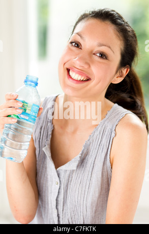 Fille avec de l'eau en bouteille Banque D'Images