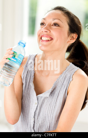 Fille avec de l'eau en bouteille Banque D'Images