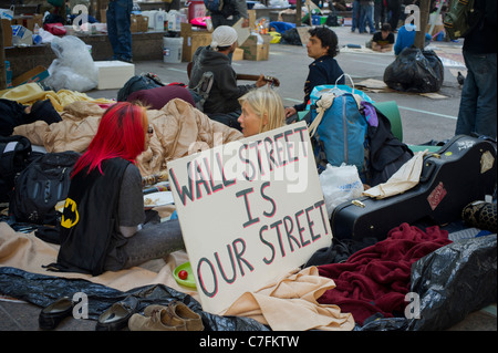 Démontrer et manifestants camper dans Zuccotti Park dans le Lower Manhattan à New York Banque D'Images