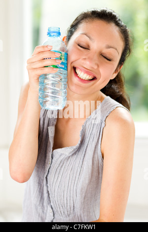 Fille avec de l'eau en bouteille Banque D'Images