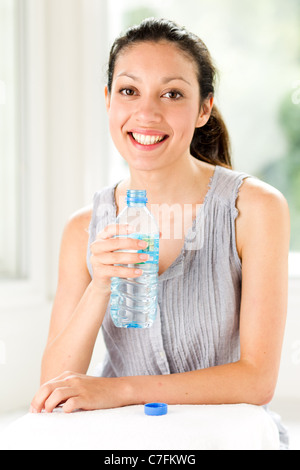 Fille avec de l'eau en bouteille Banque D'Images