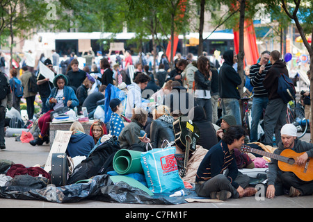 Démontrer et manifestants camper dans Zuccotti Park dans le Lower Manhattan à New York Banque D'Images