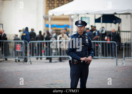 Un officier de la police monte la garde sur le frozen zone en face de la Bourse de New York Banque D'Images