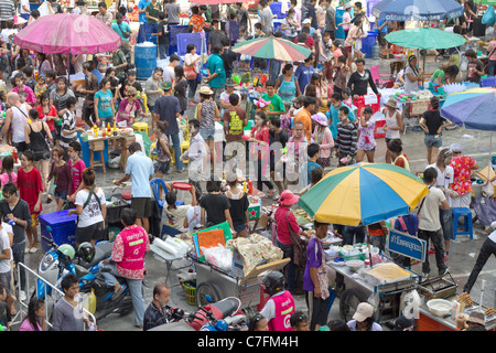 Les thaïlandais une foule fête le nouvel an bouddhiste song kran à Silom Road, Bangkok, Thaïlande Banque D'Images