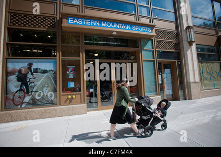 Un magasin de sport de montagne de l'Est s'ouvre sur l'Upper West Side de New York Banque D'Images